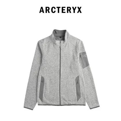 本地自取 ARC’TERYX/始祖鸟秋冬COVERT系列男女立领开衫轻量抓绒外套 顶级双纱混纺拉绒面料,百灵刺绣版本 情侣款针织衫毛衣夹克外套.秋冬季户外徒步或运动休闲时穿着非常得体日常出行必备! 来自抓绒界NO1的M1LLS公司,军工级的精编双针织抓绒面料,有着超高的暖重比,比羊毛羊绒更暖,即使在户外一些恶劣严寒环境下也能保持温暖 出色的透气和吸湿性能,帮助您在各种环境或者运动状态下都能给你更好干爽体感 功能多样,吸湿排汗,透气快干,聚热保暖 可作为全天候的保暖层,也可以叠穿、单穿或者外搭穿着. 它是一种中空的保暖层结构,所以要比常规的抓绒更轻更保暖, 各方面都无懈可击,这些都不是其他面料能够取代的! 手感也十分的柔软、蓬松,温和,内里丰盈细密的抓绒处理,就算贴身也很亲肤舒适 四面大弹力拉伸,上身非常舒适不紧绷,各种运动也可轻松驾驭 考究的3D立体裁剪,让衣服具备丸美的合身性,和更舒适的内部空间 让你各种伸展活动都能灵活自如,也让穿着效果更加优秀和挺括 腋下插角布设计保证活动自如,压胶口袋方便取放必需品. 具有高效的保暖性和更佳的手感裁切:标准款式·拼接剪裁,活动自如. 手臂侧方口袋立体百灵刺绣,带拉链袖袋,经典时尚. 压胶插手口袋带粘合拉链 全覆盖风帽舒适贴合,更添暖意将高科技户外功能、舒适性和持久性融入!强烈推荐! 颜色:原子灰 麦芽黄 藏青蓝 黑灰 031